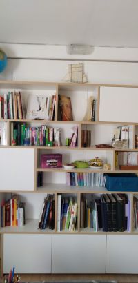 bibliotheque-en-stratifie-blanc-et-champs-en-chene-naturel