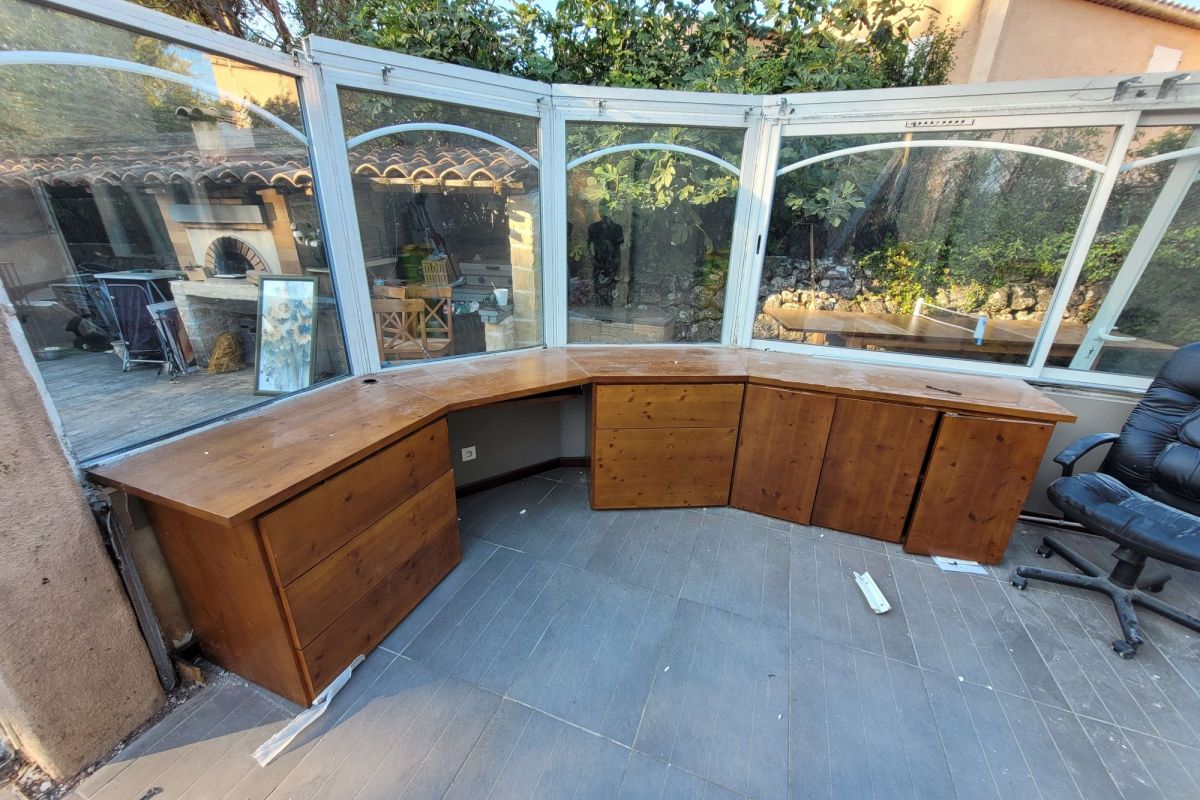 Bureau avant restauration Bureau avant restauration