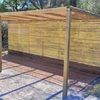 pergola-avec-fibres-de-coco--claustras-et-terrasse-en-bois