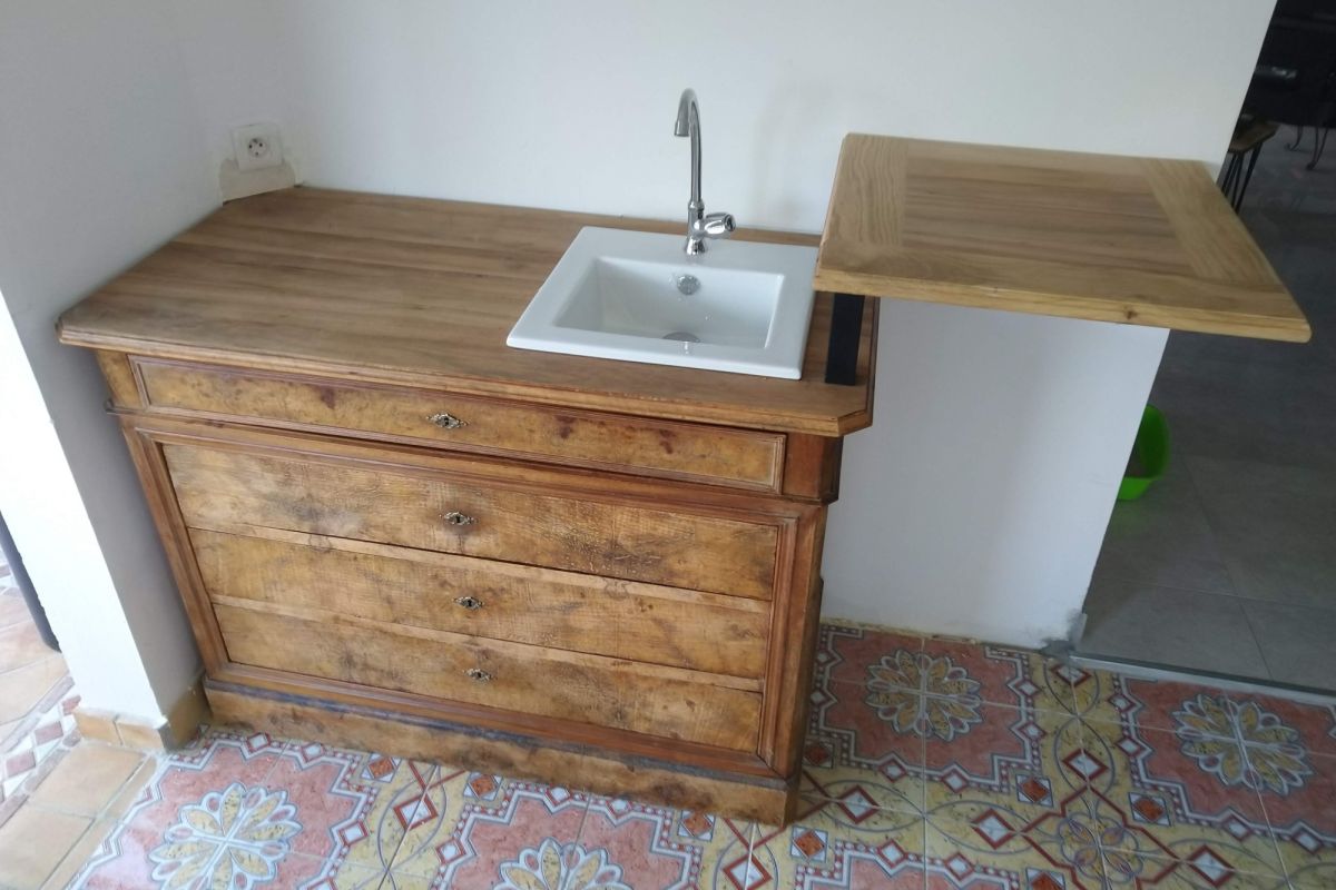 Intégration d'une vasque dans une commode et ajout d'un comptoir mange-debout Intégration d'une vasque dans une commode et ajout d'un comptoir mange-debout